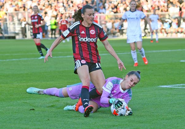 03.10.2026, xhbx, Fussball Google Pixel Frauen-Bundesliga, Eintracht Frankfurt - FC Bayern München v.l. Hayley Raso (Eintracht Frankfurt Damen), Eno Mahmutovic (FC Bayern München Frauen) Frankfurt am Main