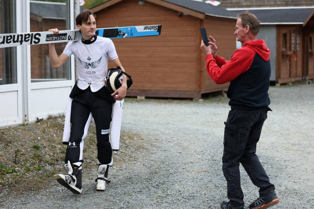 03.10.2026, Skispringen, Männer, FIS Continental Cup, Sommer Saison 2026, Einzelwettbewerb Domen Prevc (SLO, links) lässt sich von Klaus Ostwald (ehemaliger Skispringer) fotografieren Klingenthal Vogtland Arena Sachsen Deutschland