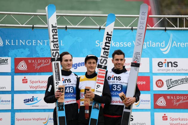 03.10.2026, Skispringen, Männer, FIS Continental Cup, Sommer Saison 2026, Einzelwettbewerb Das Tagespodium, von links: Domen Prevc (SLO), Clemens Aigner (AUT), Jakub Wolny (POL) Klingenthal Vogtland Arena Sachsen Deutschland