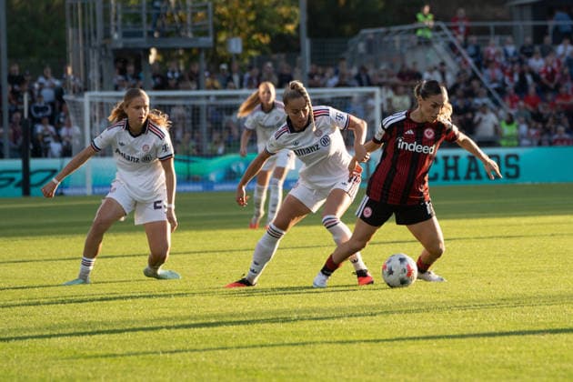 03.10.2026, xhfmx, Fussball Google Pixel Frauen-Bundesliga, Eintracht Frankfurt - FC Bayern München v.l. Sophie Proost (FC Bayern München), Giulia Gwinn (FC Bayern München), Ereleta Memeti (Eintracht Frankfurt) im Zweikampf Frankfurt am Main