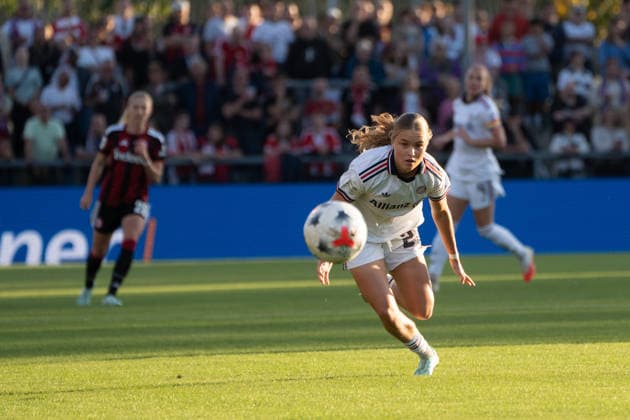 03.10.2026, xhfmx, Fussball Google Pixel Frauen-Bundesliga, Eintracht Frankfurt - FC Bayern München Sophie Proost (FC Bayern München) jagt dem Ball hinterher Frankfurt am Main