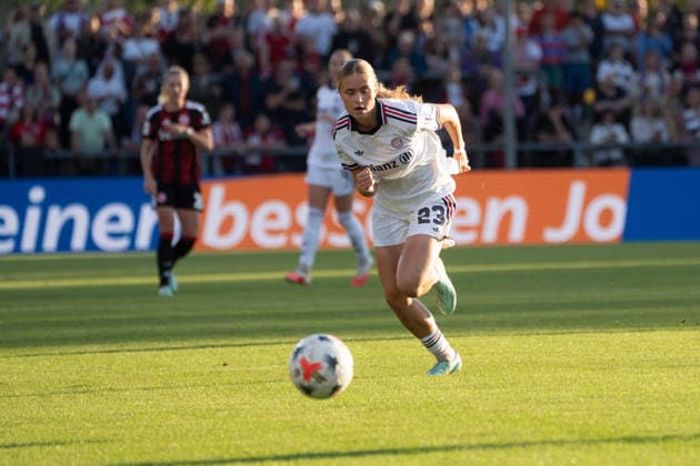 03.10.2026, xhfmx, Fussball Google Pixel Frauen-Bundesliga, Eintracht Frankfurt - FC Bayern München Sophie Proost (FC Bayern München) jagt dem Ball hinterher Frankfurt am Main