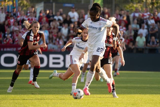 03.10.2026, xhfmx, Fussball Google Pixel Frauen-Bundesliga, Eintracht Frankfurt - FC Bayern München Edna Imade (FC Bayern München) läuft den Gegenspielerinnen weg Frankfurt am Main