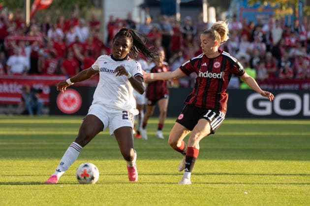 03.10.2026, xhfmx, Fussball Google Pixel Frauen-Bundesliga, Eintracht Frankfurt - FC Bayern München v.l. Edna Imade (FC Bayern München) im Zweikampf mit Nina Lührßen (Eintracht Frankfurt) Frankfurt am Main