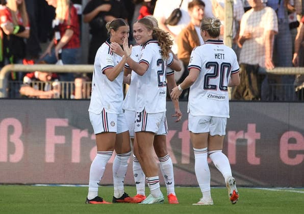 03.10.2026, xhbx, Fussball Google Pixel Frauen-Bundesliga, Eintracht Frankfurt - FC Bayern München v.l. Torjubel, Goal celebration, celebrate the goal 0:1 durch Klara Bühl (FC Bayern München Frauen) Frankfurt am Main