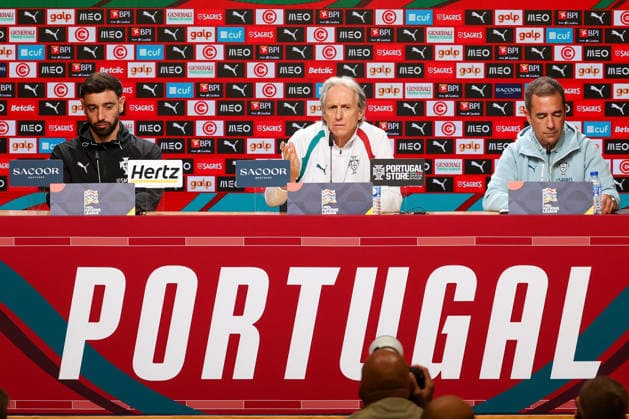 Porto, Portugal - October 03: Bruno Fernandes (Portugal) and Portugal s head coach Jorge Jesus (Portugal) during the press conference, PK, Pressekonferenz before the UEFA Nations League 2026 27 League Phase Matchday 4 match between Portugal and Norway at Estadio do Dragao in Porto, Portugal Copyright: HMBxMedia JoaquimxFerreira