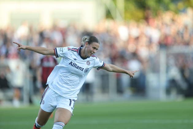 GER, Frankfurt, Eintracht Frankfurt vs FC Bayern München, Google Pixel Frauen Bundesliga, Fussball, DFB, Spielzeit 2026 2027, Stadion am Brentanobad, 6. Spieltag im Bild: Klara Bühl (FC Bayern München Frauen 17), Tor, Jubel und Freude, Emotionen DFB DFL REGULATIONS PROHIBIT ANY USE OF PHOTOGRAPHS AS IMAGE SEQUENCES AND OR QUASI-VIDEO, 03.10.2026 Copyright: HMBxMedia HendrikxHamelau