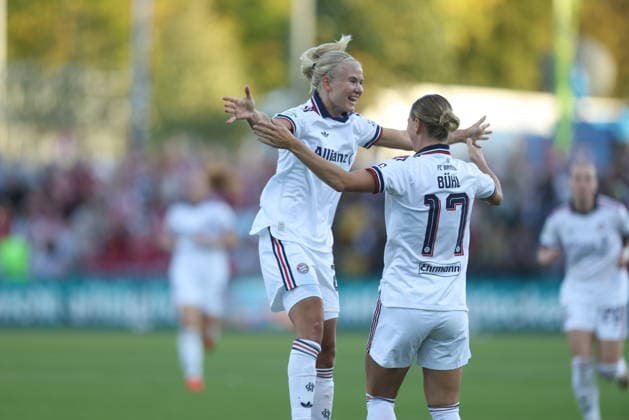 GER, Frankfurt, Eintracht Frankfurt vs FC Bayern München, Google Pixel Frauen Bundesliga, Fussball, DFB, Spielzeit 2026 2027, Stadion am Brentanobad, 6. Spieltag im Bild: Klara Bühl (FC Bayern München Frauen 17), Tor, Jubel und Freude, Emotionen mit Pernille Harder (FC Bayern München Frauen 21) DFB DFL REGULATIONS PROHIBIT ANY USE OF PHOTOGRAPHS AS IMAGE SEQUENCES AND OR QUASI-VIDEO, 03.10.2026 Copyright: HMBxMedia HendrikxHamelau