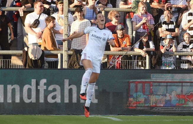 03.10.2026, xhbx, Fussball Google Pixel Frauen-Bundesliga, Eintracht Frankfurt - FC Bayern München v.l. Torjubel, Goal celebration, celebrate the goal 0:1 durch Klara Bühl (FC Bayern München Frauen) Frankfurt am Main