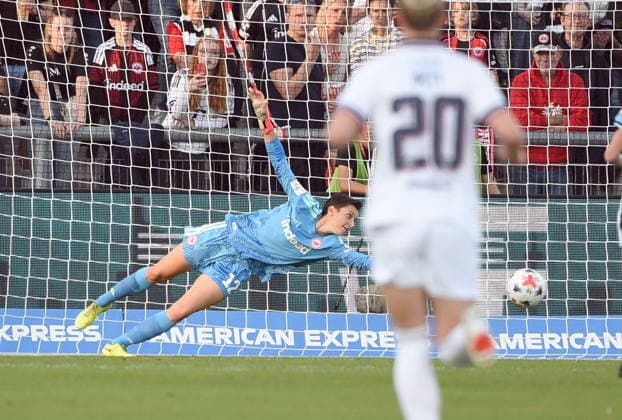 03.10.2026, xhbx, Fussball Google Pixel Frauen-Bundesliga, Eintracht Frankfurt - FC Bayern München v.l. Goal scored, Tor zum 0:1 durch Klara Bühl (FC Bayern München Frauen), Lina Altenburg (Eintracht Frankfurt Damen) Frankfurt am Main