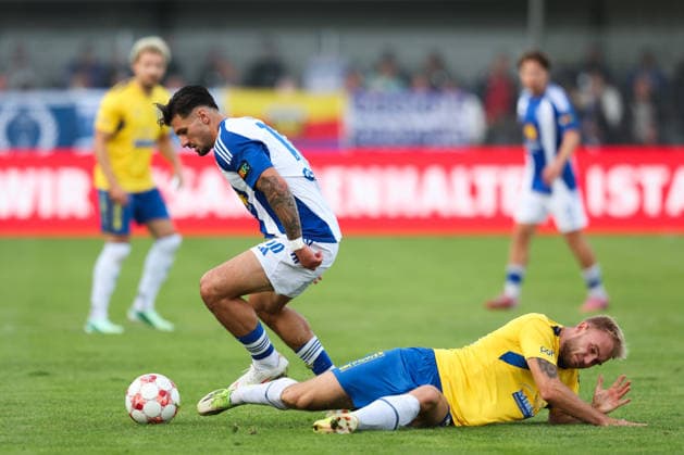 03.10.2026, Fussball, Herren, Regionalliga Nord, 12. Spieltag, BSV Kickers Emden - SV Todesfelde Semin Kojic (weiß 10 BSV Kickers Emden) im Zweikampf mit Tyler Körting (25 SV Todesfelde)