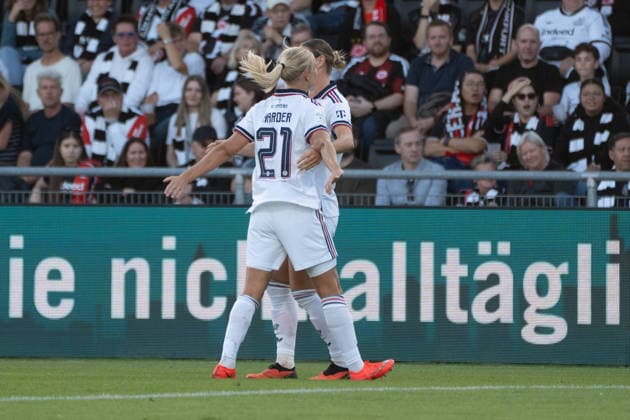 03.10.2026, xhfmx, Fussball Google Pixel Frauen-Bundesliga, Eintracht Frankfurt - FC Bayern München v.l. Pernille Harder (FC Bayern München) und Klara Bühl (FC Bayern München) bejubeln das 0:1 gegen Frankfurt. Tor, Goal, Jubel, Celebration Frankfurt am Main