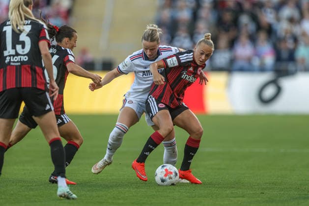 GER, Frankfurt, Eintracht Frankfurt vs FC Bayern München, Google Pixel Frauen Bundesliga, Fussball, DFB, Spielzeit 2026 2027, Stadion am Brentanobad, 6. Spieltag im Bild v.l.: Franziska Kett (FC Bayern München Frauen 20), Hanna Bennison (Eintracht Frankfurt Frauen 8) DFB DFL REGULATIONS PROHIBIT ANY USE OF PHOTOGRAPHS AS IMAGE SEQUENCES AND OR QUASI-VIDEO, 03.10.2026 Copyright: HMBxMedia HendrikxHamelau