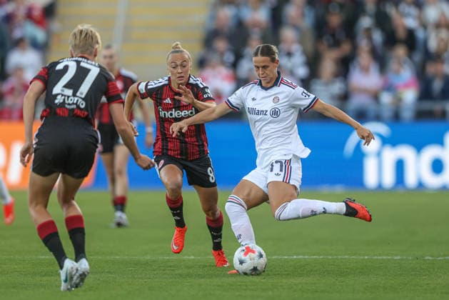 GER, Frankfurt, Eintracht Frankfurt vs FC Bayern München, Google Pixel Frauen Bundesliga, Fussball, DFB, Spielzeit 2026 2027, Stadion am Brentanobad, 6. Spieltag im Bild v.l.: Hanna Bennison (Eintracht Frankfurt Frauen 8),, Klara Bühl (FC Bayern München Frauen 17) DFB DFL REGULATIONS PROHIBIT ANY USE OF PHOTOGRAPHS AS IMAGE SEQUENCES AND OR QUASI-VIDEO, 03.10.2026 Copyright: HMBxMedia HendrikxHamelau