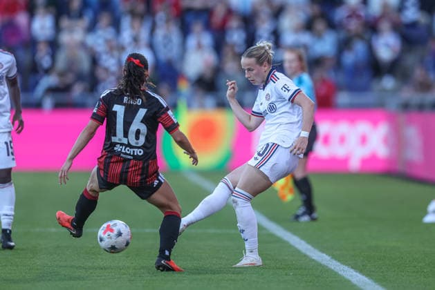 GER, Frankfurt, Eintracht Frankfurt vs FC Bayern München, Google Pixel Frauen Bundesliga, Fussball, DFB, Spielzeit 2026 2027, Stadion am Brentanobad, 6. Spieltag im Bild v.l.: Hayley Raso (Eintracht Frankfurt Frauen 16), Franziska Kett (FC Bayern München Frauen 20) DFB DFL REGULATIONS PROHIBIT ANY USE OF PHOTOGRAPHS AS IMAGE SEQUENCES AND OR QUASI-VIDEO, 03.10.2026 Copyright: HMBxMedia HendrikxHamelau