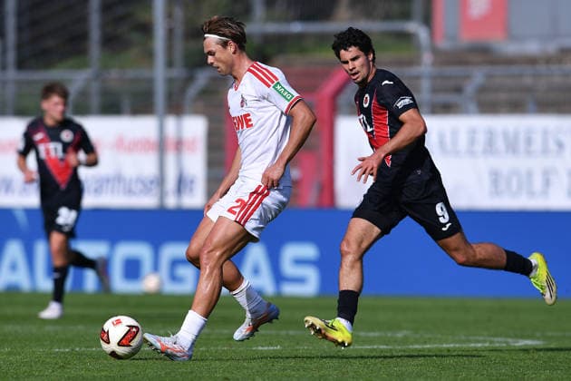 Fußball Testspiel FC Viktoria Köln - 1. FC Köln am 03.10.2026 im Sportpark Höhenberg in Köln Joel Schmied ( Köln ), links - Jakob Sachse ( Köln ), rechts