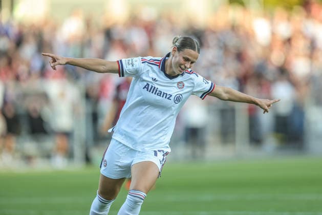 GER, Frankfurt, Eintracht Frankfurt vs FC Bayern München, Google Pixel Frauen Bundesliga, Fussball, DFB, Spielzeit 2026 2027, Stadion am Brentanobad, 6. Spieltag im Bild: Klara Bühl (FC Bayern München Frauen 17), Tor, Jubel und Freude, Emotionen DFB DFL REGULATIONS PROHIBIT ANY USE OF PHOTOGRAPHS AS IMAGE SEQUENCES AND OR QUASI-VIDEO, 03.10.2026 Copyright: HMBxMedia HendrikxHamelau
