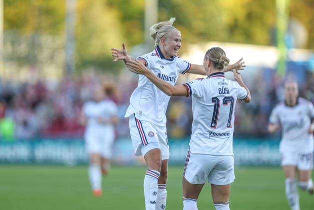 GER, Frankfurt, Eintracht Frankfurt vs FC Bayern München, Google Pixel Frauen Bundesliga, Fussball, DFB, Spielzeit 2026 2027, Stadion am Brentanobad, 6. Spieltag im Bild: Klara Bühl (FC Bayern München Frauen 17), Tor, Jubel und Freude, Emotionen mit Pernille Harder (FC Bayern München Frauen 21) DFB DFL REGULATIONS PROHIBIT ANY USE OF PHOTOGRAPHS AS IMAGE SEQUENCES AND OR QUASI-VIDEO, 03.10.2026 Copyright: HMBxMedia HendrikxHamelau