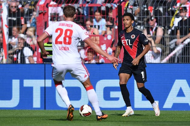 Fußball Testspiel FC Viktoria Köln - 1. FC Köln am 03.10.2026 im Sportpark Höhenberg in Köln Sebastian Sebulonsen ( Köln ), vorne - Eric Gueye ( Köln ), hinten
