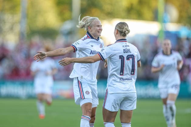 GER, Frankfurt, Eintracht Frankfurt vs FC Bayern München, Google Pixel Frauen Bundesliga, Fussball, DFB, Spielzeit 2026 2027, Stadion am Brentanobad, 6. Spieltag im Bild: Klara Bühl (FC Bayern München Frauen 17), Tor, Jubel und Freude, Emotionen mit Pernille Harder (FC Bayern München Frauen 21) DFB DFL REGULATIONS PROHIBIT ANY USE OF PHOTOGRAPHS AS IMAGE SEQUENCES AND OR QUASI-VIDEO, 03.10.2026 Copyright: HMBxMedia HendrikxHamelau