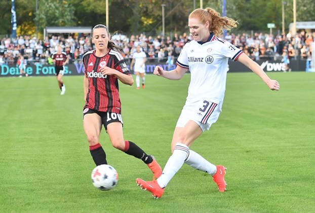 03.10.2026, xhbx, Fussball Google Pixel Frauen-Bundesliga, Eintracht Frankfurt - FC Bayern München v.l. Hayley Raso (Eintracht Frankfurt Damen), Stine Pedersen (FC Bayern München Frauen) Frankfurt am Main