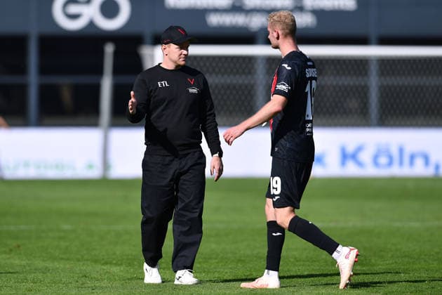 Fußball Testspiel FC Viktoria Köln - 1. FC Köln am 03.10.2026 im Sportpark Höhenberg in Köln Marian Wilhelm ( Trainer Cheftrainer Köln ), links - Meiko Sponsel ( Köln ), rechts