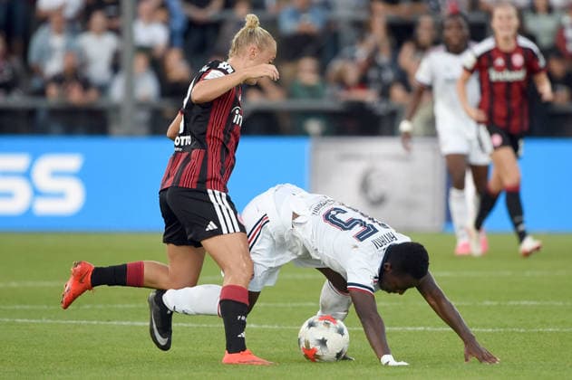 03.10.2026, xhbx, Fussball Google Pixel Frauen-Bundesliga, Eintracht Frankfurt - FC Bayern München v.l. Hanna Bennison (Eintracht Frankfurt Damen), Bernadette Amani (FC Bayern München Frauen) Frankfurt am Main