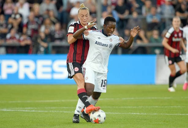 03.10.2026, xhbx, Fussball Google Pixel Frauen-Bundesliga, Eintracht Frankfurt - FC Bayern München v.l. Hanna Bennison (Eintracht Frankfurt Damen), Bernadette Amani (FC Bayern München Frauen) Frankfurt am Main