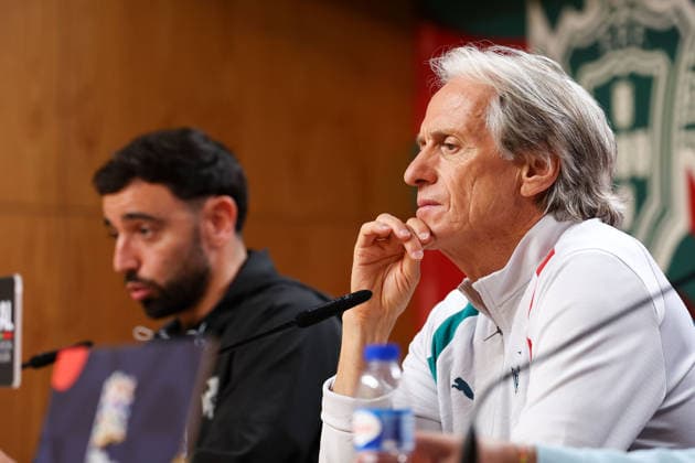 Porto, Portugal - October 03: Bruno Fernandes (Portugal) and Portugal s head coach Jorge Jesus (Portugal) during the press conference, PK, Pressekonferenz before the UEFA Nations League 2026 27 League Phase Matchday 4 match between Portugal and Norway at Estadio do Dragao in Porto, Portugal Copyright: HMBxMedia JoaquimxFerreira