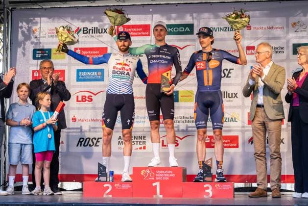 Radsport UCI ProSeries Men Elite 20. Sparkassen Münsterland Giro am 03.10.2026 Das Podium des Münsterland Giro v.l.n.r.: Jordi Meeus (Red Bull - Bora - Hansgrohe), Olav Kooij (Decathlon CMA CGM Team), Frits Biesterbos (Team Picnic PostNL)