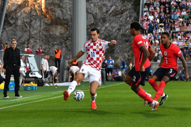RIJEKA, CROATIA - OCTOBER 03: Petar Musa of Croatia (C) in action against Trevoh Chalobah of England (CR) during the UEFA Nations League, League A Group A3, match between Croatia and England at Stadion Rujevica, Rijeka on October 03, 2026 in Rijeka, Croatia. (Photo by Natasa Kupljenik Sports Press Photo). Copyright: xNatasaxKupljenikx xSPPx Sportspressphoto_SPR244564