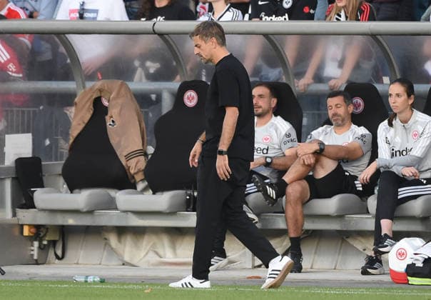 03.10.2026, xhbx, Fussball Google Pixel Frauen-Bundesliga, Eintracht Frankfurt - FC Bayern München v.l. Trainer Niko Arnautis (Eintracht Frankfurt Damen) enttäuscht, enttäuscht schauend, dissapointed Frankfurt am Main