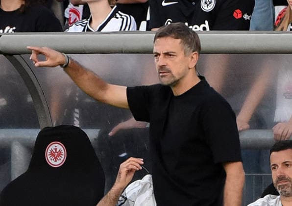 03.10.2026, xhbx, Fussball Google Pixel Frauen-Bundesliga, Eintracht Frankfurt - FC Bayern München v.l. Trainer Niko Arnautis (Eintracht Frankfurt Damen) gibt Anweisungen ans Team. Frankfurt am Main