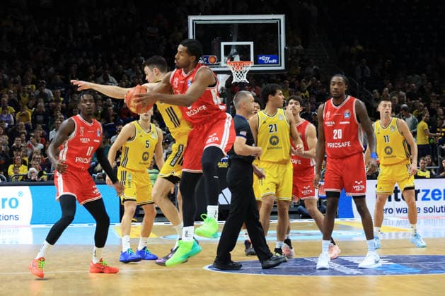 03.10.2026, Deutschland, GER, DEU, Basketball, 1.Bundesliga, 1.Tag, Saison 2026 2027, Berlin, ALBA Berlin vs Bamberg JONAS MATTISSECK ( ALBA Berlin 9 ), Jordan Wright ( Bamberg 3 ) nordphoto GmbH Engler Berlin Uber-Arena Berlin Deutschland Copyright: xNordphotox xEnglerx