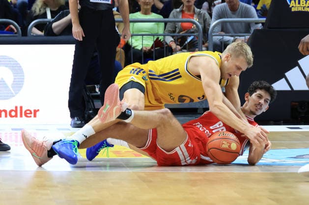 03.10.2026, Deutschland, GER, DEU, Basketball, 1.Bundesliga, 1.Tag, Saison 2026 2027, Berlin, ALBA Berlin vs Bamberg Sam Griesel ( ALBA Berlin 5 ), Yuval Hochstadter ( Bamberg 66 ) nordphoto GmbH Engler Berlin Uber-Arena Berlin Deutschland Copyright: xNordphotox xEnglerx