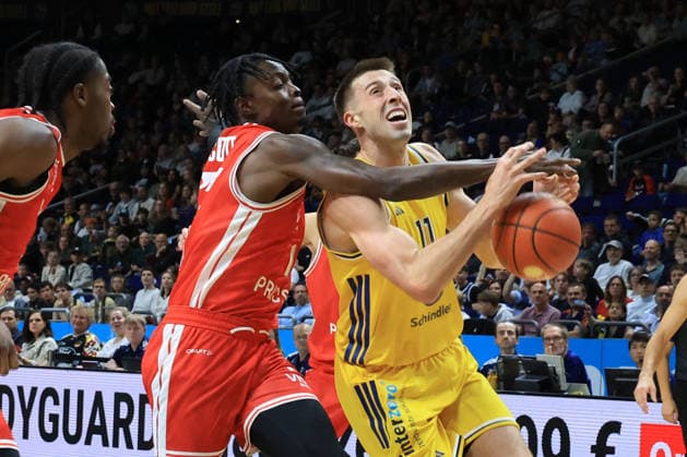 03.10.2026, Deutschland, GER, DEU, Basketball, 1.Bundesliga, 1.Tag, Saison 2026 2027, Berlin, ALBA Berlin vs Bamberg JOE WIESKAMP ( ALBA Berlin 11 ), Trevon Scott ( Bamberg 13 ) nordphoto GmbH Engler Berlin Uber-Arena Berlin Deutschland Copyright: xNordphotox xEnglerx