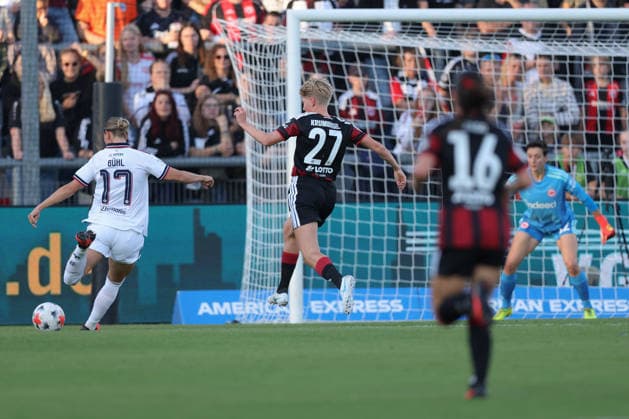 Eintracht Frankfurt - FC Bayern München, Google Pixel Frauen-Bundesliga Tor zum 0:1 durch Klara Bühl (FC Bayern München, 17), vorbei an Torhüterin Lina Altenburg (Eintracht Frankfurt, 12). Spiel des Google Pixel Frauen-Bundesliga zwischen Eintracht Frankfurt und dem FC Bayern München am 3. Oktober 2026 im Stadion am Brentanobad in Frankfurt am Main., Frankfurt am Main Hessen Deutschland Stadion am Brentanobad