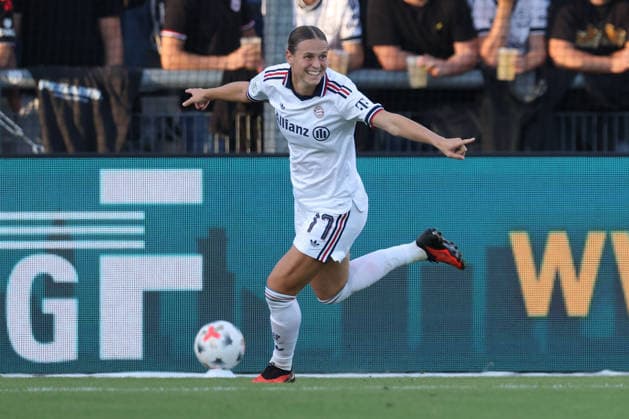 Eintracht Frankfurt - FC Bayern München, Google Pixel Frauen-Bundesliga Klara Bühl (FC Bayern München, 17) jubelt nach ihrem Tor zum 0:1. Spiel des Google Pixel Frauen-Bundesliga zwischen Eintracht Frankfurt und dem FC Bayern München am 3. Oktober 2026 im Stadion am Brentanobad in Frankfurt am Main., Frankfurt am Main Hessen Deutschland Stadion am Brentanobad