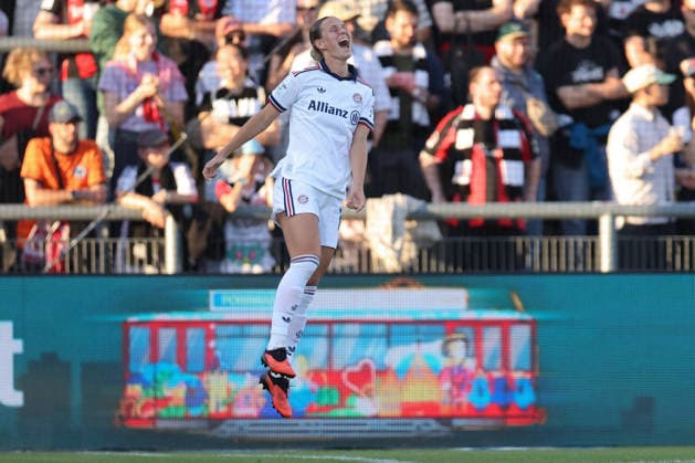 Eintracht Frankfurt - FC Bayern München, Google Pixel Frauen-Bundesliga Klara Bühl (FC Bayern München, 17) jubelt nach ihrem Tor zum 0:1. Spiel des Google Pixel Frauen-Bundesliga zwischen Eintracht Frankfurt und dem FC Bayern München am 3. Oktober 2026 im Stadion am Brentanobad in Frankfurt am Main., Frankfurt am Main Hessen Deutschland Stadion am Brentanobad