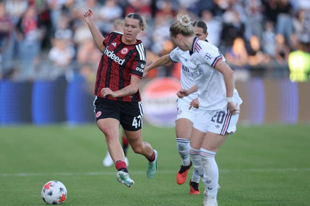 Eintracht Frankfurt - FC Bayern München, Google Pixel Frauen-Bundesliga Larissa Mühlhaus (Eintracht Frankfurt, 47) gegen Franziska Kett (FC Bayern München, 20). Spiel des Google Pixel Frauen-Bundesliga zwischen Eintracht Frankfurt und dem FC Bayern München am 3. Oktober 2026 im Stadion am Brentanobad in Frankfurt am Main., Frankfurt am Main Hessen Deutschland Stadion am Brentanobad