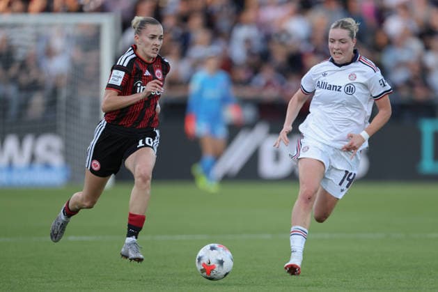 Eintracht Frankfurt - FC Bayern München, Google Pixel Frauen-Bundesliga Laura Freigang (Eintracht Frankfurt, 10) gegen Alara Sehitler (FC Bayern München, 14). Spiel des Google Pixel Frauen-Bundesliga zwischen Eintracht Frankfurt und dem FC Bayern München am 3. Oktober 2026 im Stadion am Brentanobad in Frankfurt am Main., Frankfurt am Main Hessen Deutschland Stadion am Brentanobad
