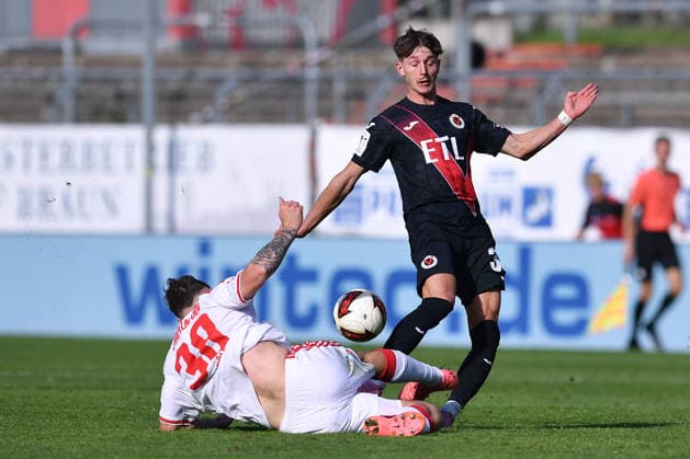 Fußball Testspiel FC Viktoria Köln - 1. FC Köln am 03.10.2026 im Sportpark Höhenberg in Köln Luis Stapelmann ( Köln ), vorne - Alexander Prokopenko ( Köln ), hinten