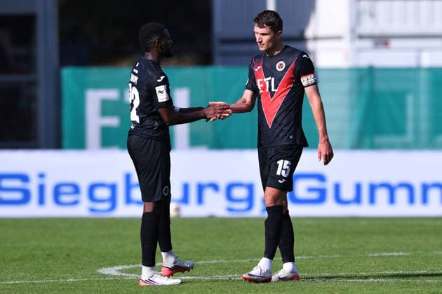 Fußball Testspiel FC Viktoria Köln - 1. FC Köln am 03.10.2026 im Sportpark Höhenberg in Köln Verthomy Boboy ( Köln ), links - Christoph Greger ( Köln ), rechts