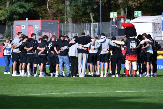 Fußball Testspiel FC Viktoria Köln - 1. FC Köln am 03.10.2026 im Sportpark Höhenberg in Köln Spielerkreis Team FC Viktoria Köln schwört sich nach dem Spiel ein