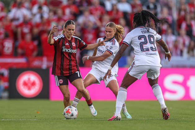 GER, Frankfurt, Eintracht Frankfurt vs FC Bayern München, Google Pixel Frauen Bundesliga, Fussball, DFB, Spielzeit 2026 2027, Stadion am Brentanobad, 6. Spieltag im Bild v.l.: Ereleta Memeti (Eintracht Frankfurt Frauen 7), Sophie Proost (FC Bayern München Frauen 23) DFB DFL REGULATIONS PROHIBIT ANY USE OF PHOTOGRAPHS AS IMAGE SEQUENCES AND OR QUASI-VIDEO, 03.10.2026 Copyright: HMBxMedia HendrikxHamelau