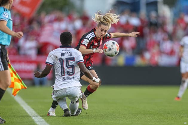 GER, Frankfurt, Eintracht Frankfurt vs FC Bayern München, Google Pixel Frauen Bundesliga, Fussball, DFB, Spielzeit 2026 2027, Stadion am Brentanobad, 6. Spieltag im Bild v.l.: Bernadette Amani (FC Bayern München Frauen 15), Nina Lührsen (Eintracht Frankfurt Frauen 11) DFB DFL REGULATIONS PROHIBIT ANY USE OF PHOTOGRAPHS AS IMAGE SEQUENCES AND OR QUASI-VIDEO, 03.10.2026 Copyright: HMBxMedia HendrikxHamelau
