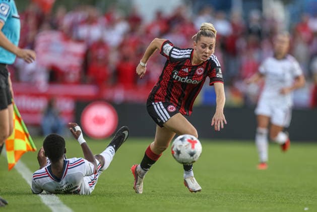GER, Frankfurt, Eintracht Frankfurt vs FC Bayern München, Google Pixel Frauen Bundesliga, Fussball, DFB, Spielzeit 2026 2027, Stadion am Brentanobad, 6. Spieltag im Bild v.l.: Bernadette Amani (FC Bayern München Frauen 15), Nina Lührsen (Eintracht Frankfurt Frauen 11) DFB DFL REGULATIONS PROHIBIT ANY USE OF PHOTOGRAPHS AS IMAGE SEQUENCES AND OR QUASI-VIDEO, 03.10.2026 Copyright: HMBxMedia HendrikxHamelau