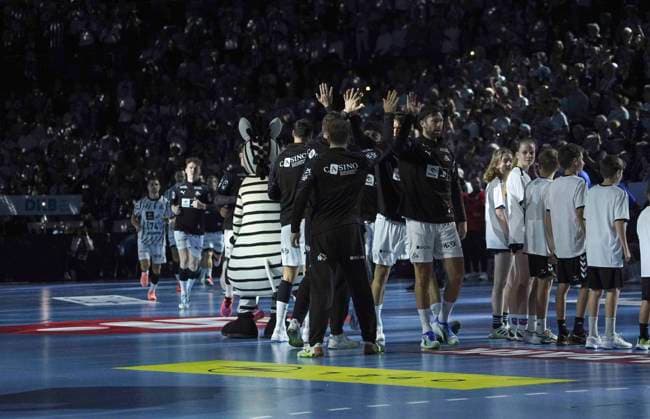 Foto : Begrüssung der THW Spieler vor dem Anpfiff Handball Herren 1. Bundesliga am Sa. 03.10.2026 THW Kiel - VfL Gummersbach