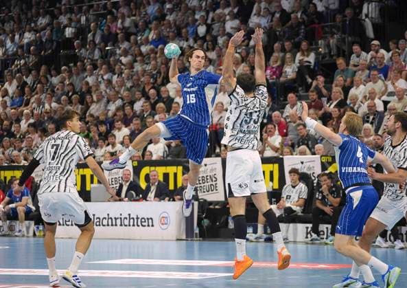 Foto : Torwurf von ... Miro Schluroff ( Gummersbach ) gegen Veron Nacinovic (Kiel) Handball Herren 1. Bundesliga am Sa. 03.10.2026 THW Kiel - VfL Gummersbach