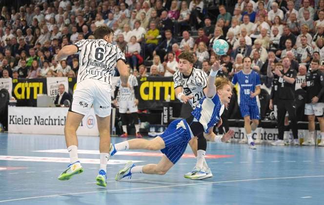 Foto : Ellidi Snaer Vidarsson ( Gummersbach ). wirft gegen Rasmus Ankermann (Kiel) und links ... Harald Reinkind (Kiel) Handball Herren 1. Bundesliga am Sa. 03.10.2026 THW Kiel - VfL Gummersbach
